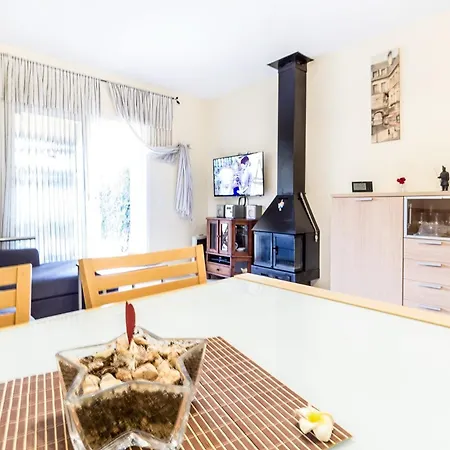 Illa Sistach Rentals: Casa Con Piscina Comunitaria