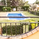 Illa Sistach Rentals: Casa Con Piscina Comunitaria דירה