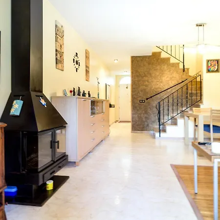 Illa Sistach Rentals: Casa Con Piscina Comunitaria ל'אסטרטיט