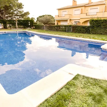 Illa Sistach Rentals: Casa Con Piscina Comunitaria * ל'אסטרטיט