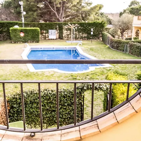Illa Sistach Rentals: Casa Con Piscina Comunitaria Apartment