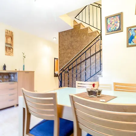 Illa Sistach Rentals: Casa Con Piscina Comunitaria Apartment *