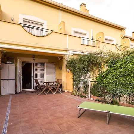 Illa Sistach Rentals: Casa Con Piscina Comunitaria